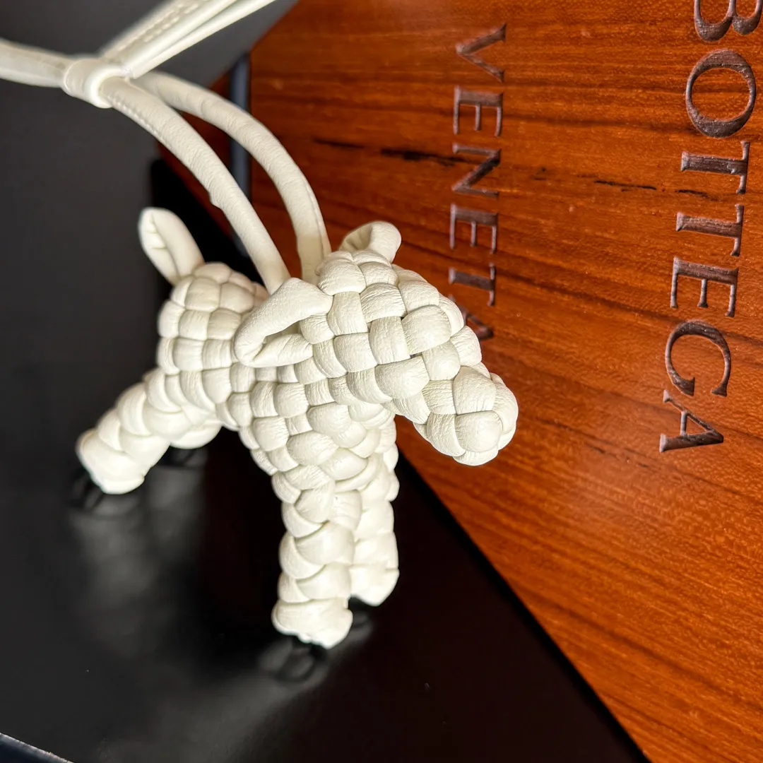 Batch 540 BOTTEGA VENETA2025 new puppy-shaped pendant braided puppy is now online😎The leather braided puppy-shaped pendant can be hung on any handbag, and it is as cute, delicate and colorful as it matches with a bag. Cute and cute, it will touch your heart at any time. It can be hung on bags or keychains. Who can resist such a cute puppy💓 Style number: 807068